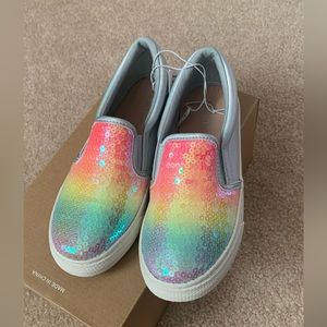 Children place pull on sneaker size 4 Youth NWT